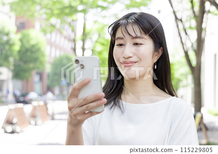Business woman (smartphone) Business woman (smartphone) 115229805