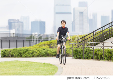 騎自行車的女人自行車 騎自行車的女人自行車 115229820