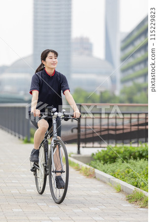 騎自行車的女人自行車 115229823
