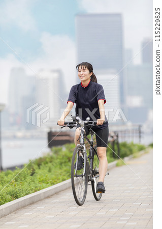 騎自行車的女人自行車 騎自行車的女人自行車 115229825