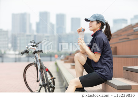 騎自行車的女人自行車 115229830