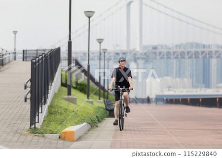 cycling woman bicycle 115229840