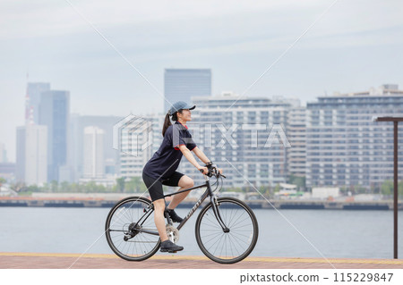 騎自行車的女人自行車 115229847