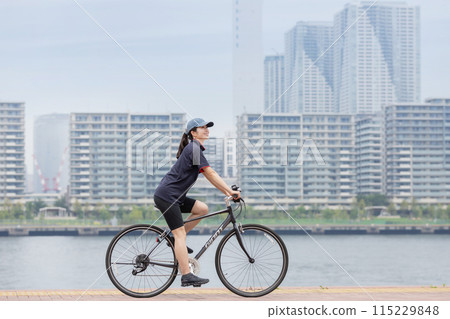 cycling woman bicycle 115229848
