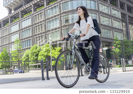 女性騎自行車上下班 115229910