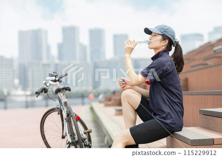 騎自行車的女人自行車 115229912