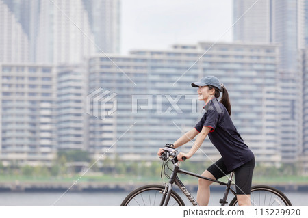 cycling woman bicycle 115229920