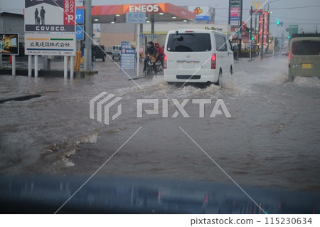 一輛汽車在已完工的道路上行駛 115230634