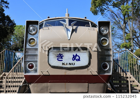 岩槻城跡公園內展示著保存完好的東武鐵道特快列車 115232045
