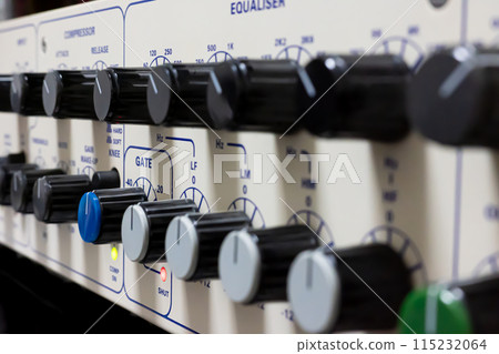 音樂錄音設備示意圖(錄音用麥克風前級) 音樂錄音設備示意圖(錄音用麥克風前級) 115232064