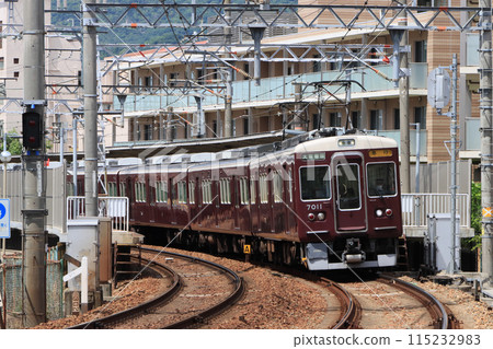 從阪急寶塚線目布神社站出發的7000系列車 從阪急寶塚線目布神社站出發的7000系列車 115232983