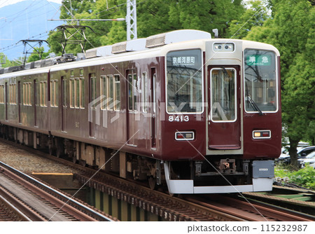 阪急京都線8000系列車抵達西京極站 阪急京都線8000系列車抵達西京極站 115232987