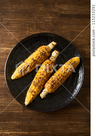 Grilled corn 115233291