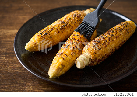 將醬汁塗在烤好的玉米上 將醬汁塗在烤好的玉米上 115233301