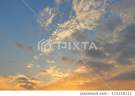 日落的天空，藍天，雲彩，只有天空 115234111