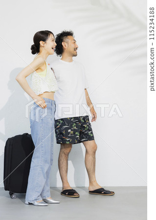 Couple traveling on summer vacation 115234188