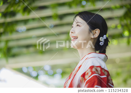 A woman in a yukata 115234328
