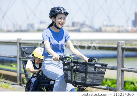 父母騎自行車 115234360