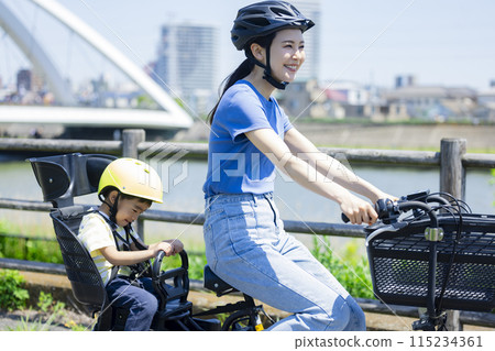 父母騎自行車 115234361