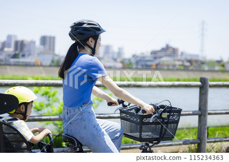 父母騎自行車 115234363