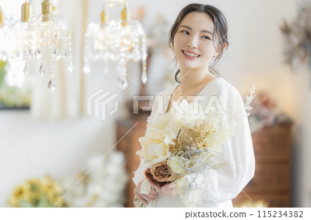 穿著婚紗的年輕女子 115234382