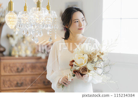 穿著婚紗的年輕女子 115234384