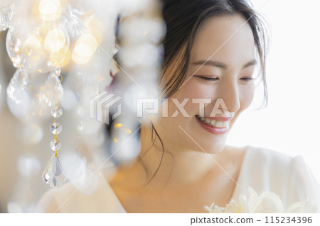 穿著婚紗的年輕女子 穿著婚紗的年輕女子 115234396
