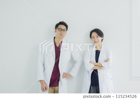 在醫院工作的醫生和女醫生 115234526