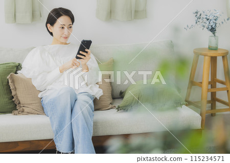 觀看智能手機的婦女 觀看智能手機的婦女 115234571