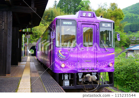 智頭特快列車天星從宮本武藏站出發(岡山縣美作市) 智頭特快列車天星從宮本武藏站出發(岡山縣美作市) 115235544