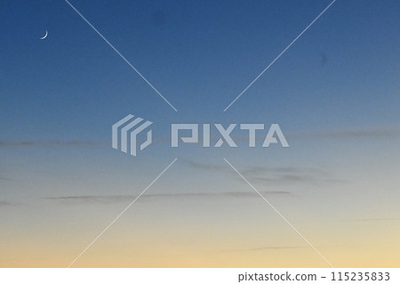 夜幕降臨時抬頭仰望美麗天空的風景 夜幕降臨時抬頭仰望美麗天空的風景 115235833