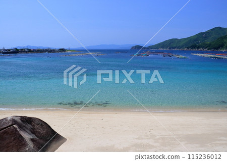 View of the clear sea from Shirahama in early summer (Kashiwajima, Otsuki Town, Kochi Prefecture) View of the clear sea from Shirahama in early summer (Kashiwajima, Otsuki Town, Kochi Prefecture) 115236012