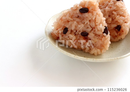 白色背景上的 Sekihan 飯糰 115236026