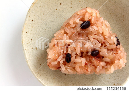 白色背景上的 Sekihan 飯糰 115236166