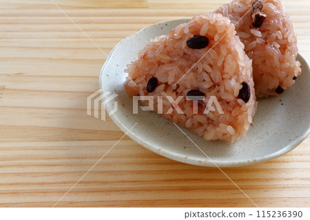 桌子背景的 Sekihan 飯糰 115236390