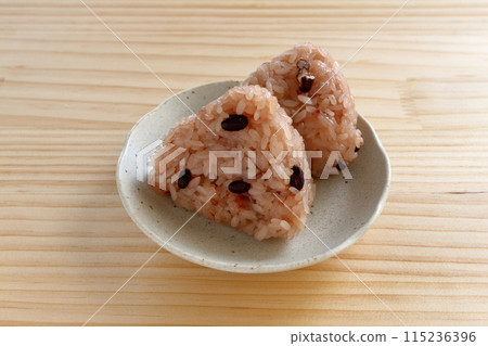 桌子背景的 Sekihan 飯糰 桌子背景的 Sekihan 飯糰 115236396