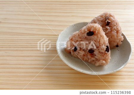 桌子背景的 Sekihan 飯糰 桌子背景的 Sekihan 飯糰 115236398