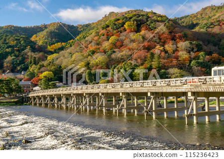 京都市右京區、佐賀天龍寺、嵐山、渡月橋、桂川、秋葉 京都市右京區、佐賀天龍寺、嵐山、渡月橋、桂川、秋葉 115236423