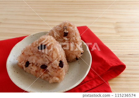 桌子背景的 Sekihan 飯糰 桌子背景的 Sekihan 飯糰 115236574