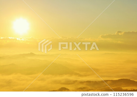 Chiba Prefecture Autumn sea of clouds and dawn light (view from Kanoyama Kujukutani Observation Park) 115236596