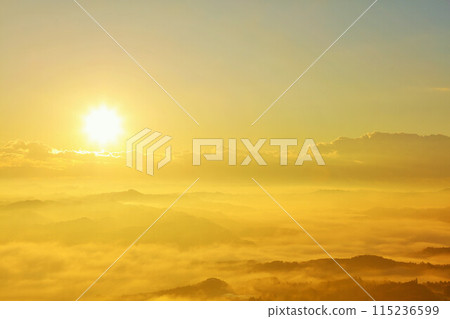 Chiba Prefecture Autumn sea of clouds and dawn light (view from Kanoyama Kujukutani Observation Park) 115236599