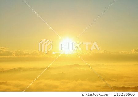 千葉縣秋天的雲海和黎明的光（鹿山九十九谷觀察公園的景色） 115236600