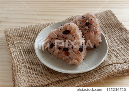 桌子背景的 Sekihan 飯糰 115236730