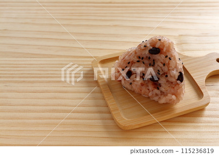 桌子背景的 Sekihan 飯糰 115236819