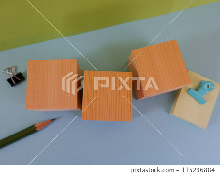 3 cubes text space featured image 115236884