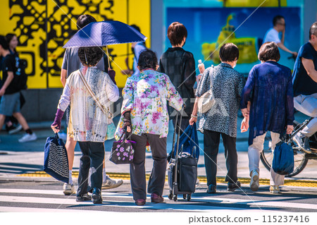 Tokyo cityscape in Japan. Elderly people in swimsuits... The intense sunlight of summer has already arrived... I hope they learn from this... = Miyamasuzakashita, Shibuya 115237416