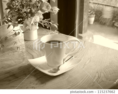 窗邊的桌子和咖啡 115237662