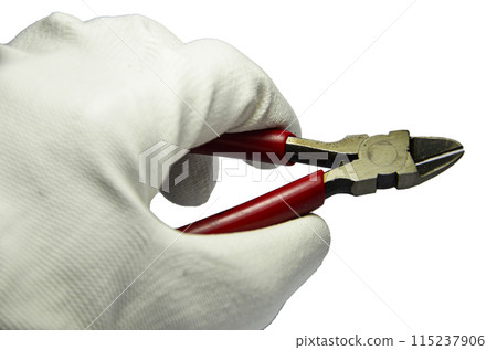 Hand holding the red cutting pliers 115237906