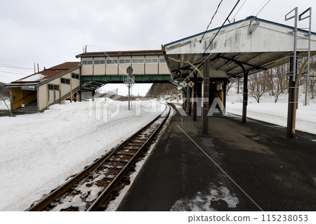 On a gloomy, bitterly cold February day, JR Hakodate Main Line Ozawa Station awaits a few passengers. 115238053