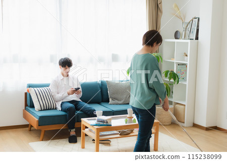 一名清潔工的女性和一名使用智慧型手機的男性 115238099